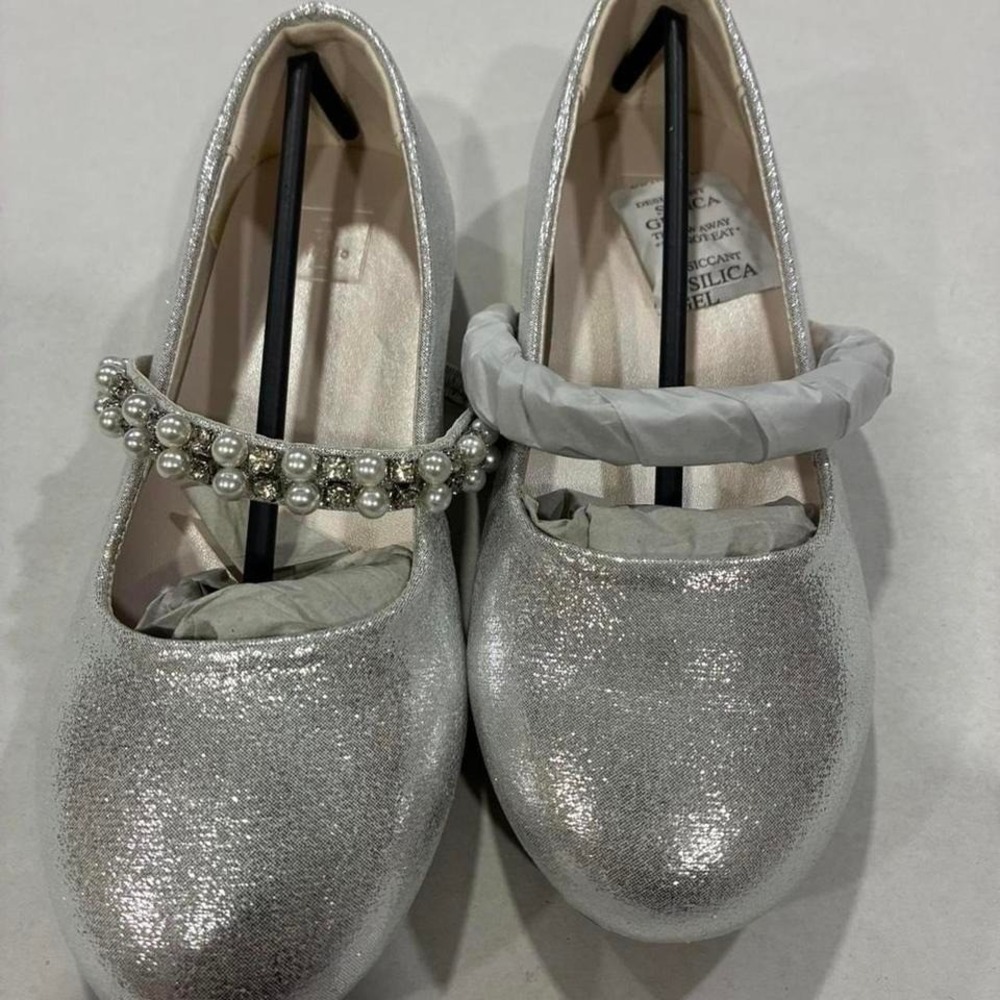 Davis's Bridal girls ‎ Silver shoes size 12Y More sizes available.